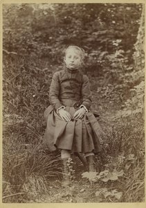田舎の少女、フランス、1890年頃（モノクロ写真） 作： French Photographer