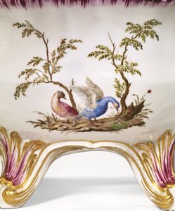 1750年頃、ヴァンセンヌの両手円形チュリーン、蓋と台（磁器） 作： French School