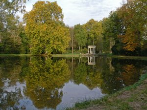 シャトーの眺め：ヴィーナス寺院のある庭園 作： French School