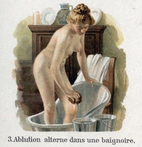 浴槽に2つのバケツを置き、一方に水を入れ、もう一方に冷水を入れる。