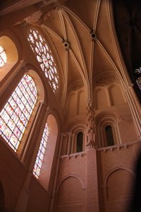 バラ窓の前にある西端の湾の内観 作： French School