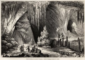 キクラデス諸島の島、アンティパロス島の洞窟の内観。E.A.スポールが1859年にアンティパロス島の洞窟を訪れた際の説明用にエミール・ルアルグ（1895-1865年頃）が描いたもの。1861年、"Le tour du monde "に掲載されたエングレーヴィング。セルヴァのコレクション。