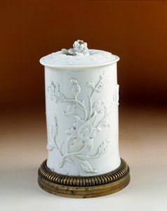 アールフランス：ゴールドブロンズにマウントされたタバコ用ポット。サン・クラウドの柔らかい磁器