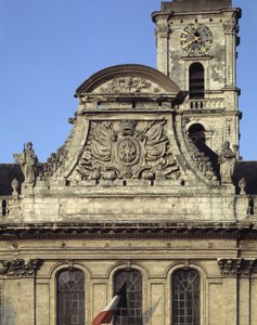 バロック建築：ヘロギュエル作のホテル・ドゥ・ヴィル（1717～1721年）のファサード。街の武器「鷲のくちばしと釘」を描いたフロントンが、「正義」と「力」を象徴する2体の彫像に囲まれている。アイレ・シュル・ラ・リス（Aire-sur-la-Lys）、パ・ドゥ・カレー（Pas-d 作： French School