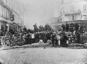 1871年3月18日のコミューン期間中、パリのフォーブルデュテンプルの入り口にあるバリケード