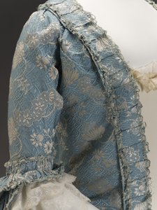 青いドレス、1760年頃（シルクブロケード） 作： French School