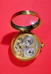 カレンダー時計、1690年頃（金メッキ真鍮）