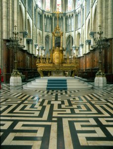 Cathedrale de Saint Omer（北59番）。祭壇と迷路。