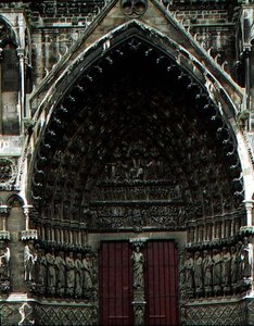 最後の審判」を描いた西ファサードの中央ポータル（写真）（詳細は94631-32参照） 作： French School