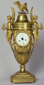 鷲が付いた時計の花瓶、c.1800（金色の青銅） 作： French School