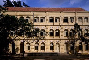 ベトナムのコロニアル建築。1898年に設立されたプギニエ修道士のキリスト教学校「プギニエスクール」のディテール、ミリタリースタイルの建築。 作： French School