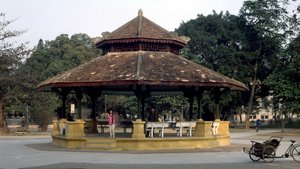 ベトナムのコロニアル建築。1920年、ハノイのポール・バート広場に建てられたインドシナ風の音楽を奏でるキオスク。これは、1889年にフランスの会社が発注した最初の金属製の建物に代わるものである。 作： French School