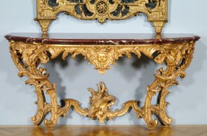 コンソール・テーブル、ジュール・ミッシェル・アルドゥアン（1635-1737）のデザイン、ピエール・トゥルパンとミッシェル2世ランゲの製作、1725年頃（金色の彫刻が施された木、大理石の天板（グリオット・ド・カンパン））。(491455も参照) 作： French School