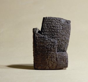 封筒に入れられたメソポタミアの手紙のコピー（石膏）