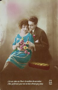 花を持つカップル、1910-20