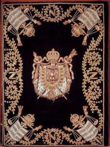 1804年3月21日にナポレオン・ボナパルトによって公布された「フランス民事法典」の原版12冊のうちの1冊の表紙。金と銀の刺繍が施されたベルベット製で、正義の紋章と皇帝の腕が描かれている。フランスの公民権法。B.N 作： French School