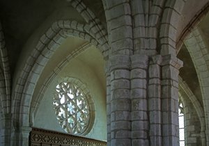 南トランセプトの東壁にあるバラの窓を描いた 作： French School