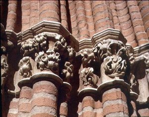 南ポーチの彫刻された柱頭の詳細
