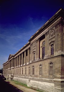 クロードペロー（1613-88）などが設計した東の正面玄関と列柱、1678年に始まり、ジャックジェルマンスフロ（1713-80）が完成1774 作： French School