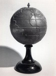 盲人のための教育用地球儀（ブロンズ）（モノクロ写真 作： French School