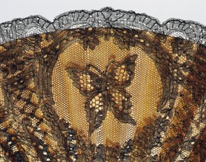 刺繍された蝶、半喪のハンドファンのディテール、シャンティリーレースとマザーオブパールのリブに描かれた透明なシルクの葉。 作： French School
