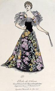 1894年、黒の背景に菊錦のダマスク織のイブニングドレス 作： French School