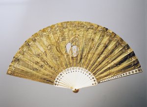 絹にスパンコールを施した様式化された花のモチーフのイブニングハンドファン、骨のリブにインレイ 作： French School