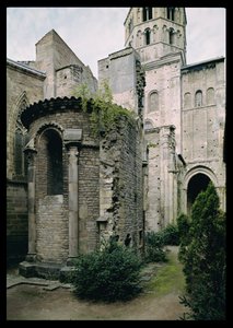 修道院教会のアプシジオールの外観、1088-1130 作： French School