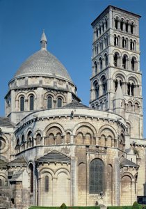 アブシディアルチャペルと鐘楼があるシボレーの外観、c.1125-1135