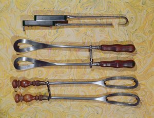 ゲントのヤンパルフィン（1650-1730）が使用した鉗子（木材および金属）