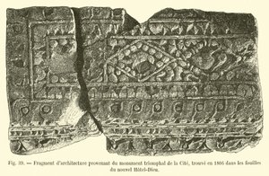 新しいホテルデューの発掘調査で1866年に発見された、勝利の都市記念碑の建築の断片 作： French School