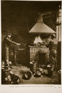 1914〜19年の空中魚雷の機首部分に取り組んでいるフランスの弾薬メーカー 作： French School