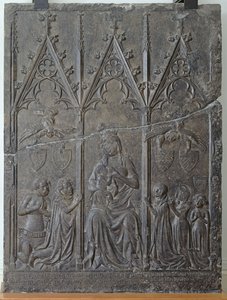 1376年、アラスの聖ニカイゼ墓地にあるサッケスピー家の葬儀碑（トゥルネー石） 作： French School