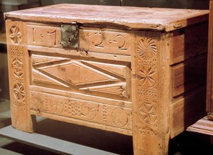 家具：リネンを収納するための彫刻が施された農民用のチェスト。1722.パリ国立大衆芸術文化博物館 作： French School