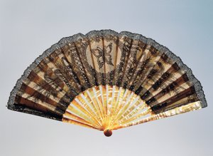 蝶の刺繍が施された半喪の手扇に、シャンティリーレースとマザーオブパールのリブが施された透明なシルクの葉。 作： French School