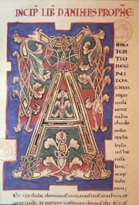 イニシャル「A」に、ダニエル書を開くためのインターレース模様を施したヒストリカルなデザイン。 作： French School