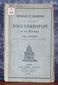 ダゲレオタイプとジオラマプロセスの歴史と説明、1839年にダゲールとジルーが販売したカメラに付属のマニュアル 作： French School