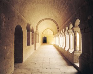 1148年に設立された回廊の内部ビュー 作： French School