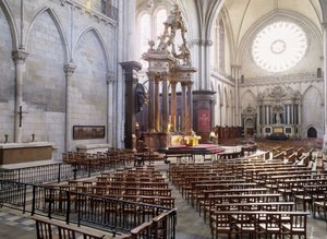12世紀から15世紀にかけて建設され、ロマネスク様式とゴシック様式が見事に融合したアンジェ大聖堂（メーヌ・エ・ロワール地方）の内部写真です。