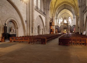 12世紀から15世紀にかけて建設され、ロマネスク様式とゴシック様式が見事に融合したアンジェ大聖堂（メーヌ・エ・ロワール地方）の内部写真です。 作： French School