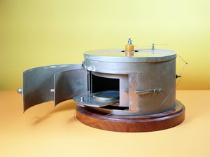 マリーキュリー（1867-1934）c.1897によって考案された電離箱 作： French School