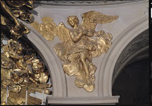 アーチからチャペルの高祭壇の右側までのルイ14世スタイルの天使（金色のブロンズ）