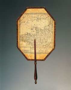 フランス北西部の地図、グワッシュで描かれた厚紙の扇子、水彩画のプリント、形の良い木のハンドル 作： French School