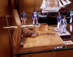 ミリタリーモデル：フランス海軍の兵士と大砲のミニチュア。19世紀パリ、海洋博物館 作： French School
