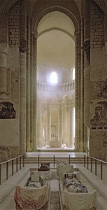 ヘンリー2世の彫像のある修道院教会の身廊と後陣（1133-89）イングランド王とその妻、アキテーヌのエリノア（d.1204） 作： French School