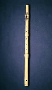 1725年頃、パリのナウスト作の片耳フルート 作： French School