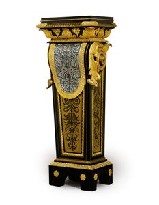 ルイ15世の寄木細工の台座の1つで、おそらくクロードフランソワジュリオットから委託されたものです。1750-60年頃（オルモルに取り付けられたブールピューター、真ちゅうの象眼細工の角、べっ甲）（469020も参照） 作： French School