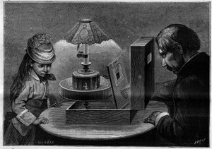 エミール・レイノー(1844-1918)が発明した目の錯覚を利用したプラクシノスコープ・シアター。La Nature.科学とその芸術・産業への応用に関する雑誌」に掲載。 作： French School