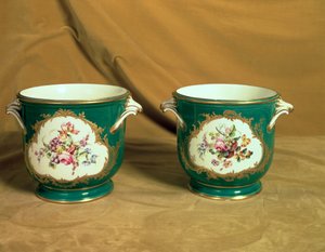 フレデリックVサービス、1758年製、ペアのセーヴル製アイスクーラー（ソフトペースト磁器）