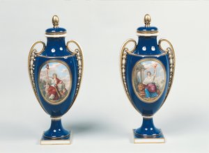 正義と共和国の寓意的な人物が描かれたセーブルのペアの花瓶（磁器